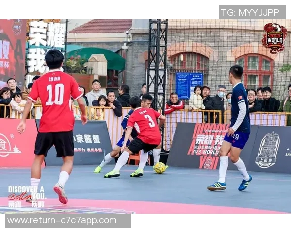 足球运动员在场上拼搏的精神与荣耀展现了团队合作与个人才华的完美结合