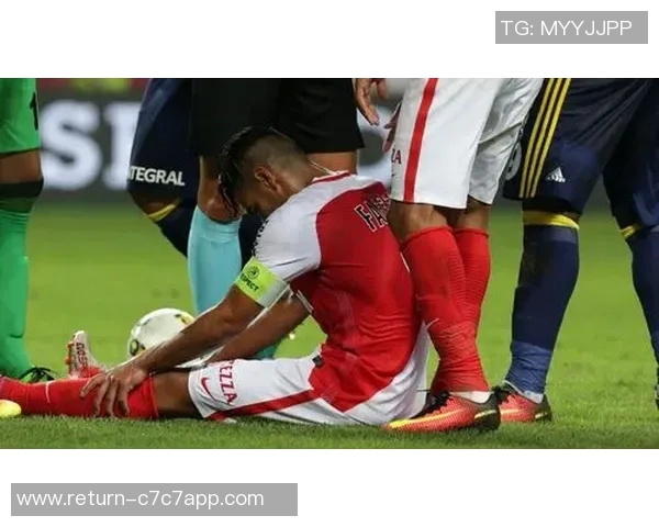 踢足球时大腿肌肉拉伤的原因及预防措施详解